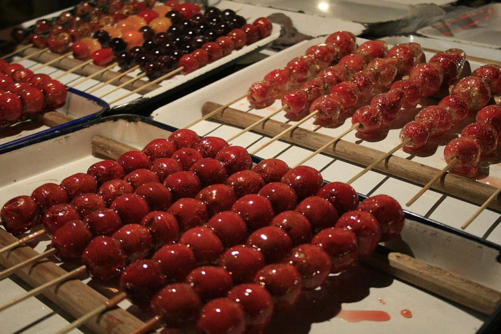 Photo de brochettes de fruits au sirop appelés Tang Hu Lu